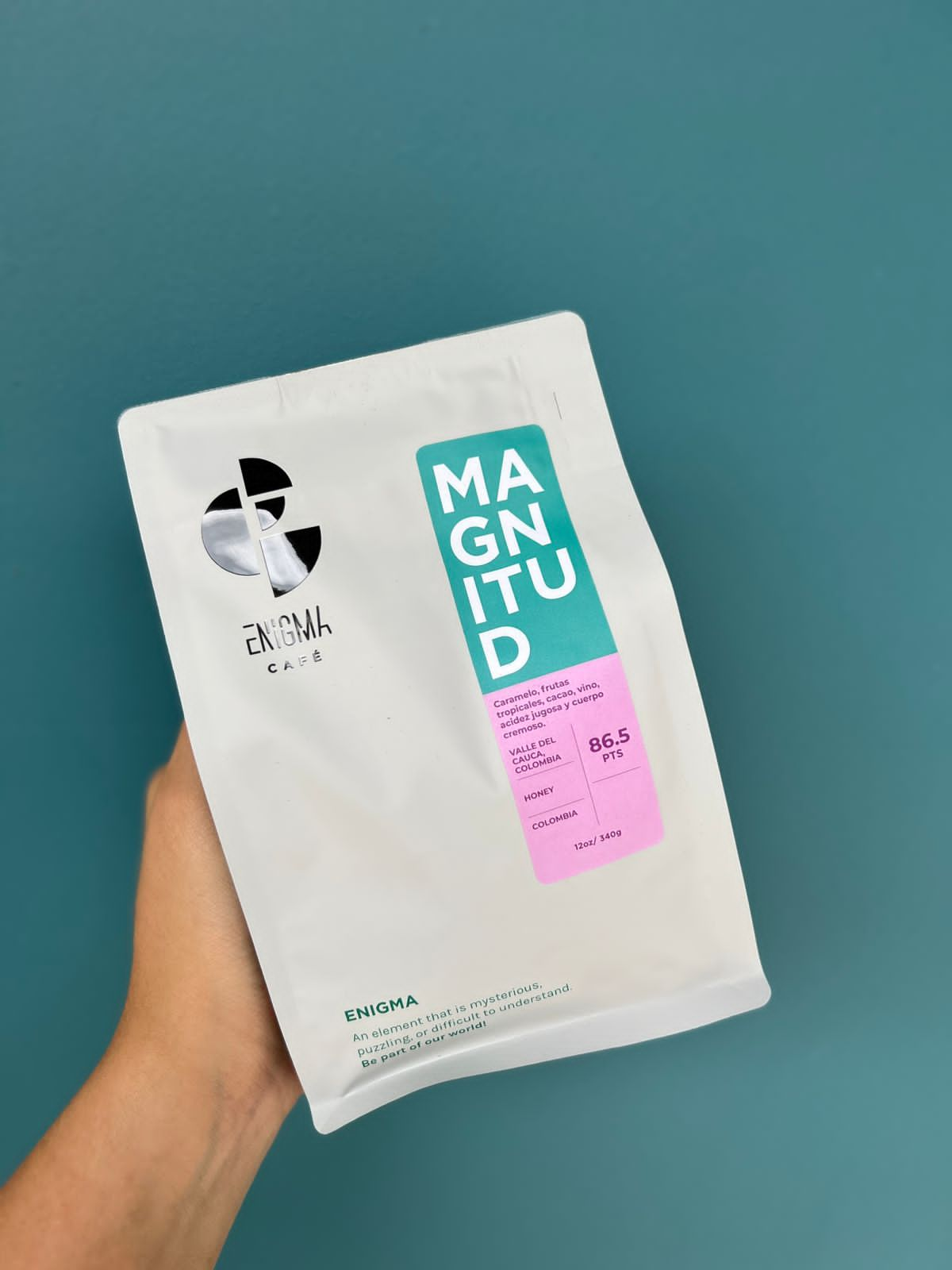 SCAA +86.5 PTS EXCELLENT. Notes of caramel, tropical fruits, and cocoa .Speciality coffee Magnitud By Enigma 12 oz